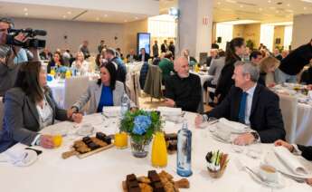 Patricia García, en el centro, comparte mesa con Alfonso Rueda en un desayuno en Vigo el pasado lunes / PPdeG