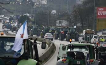 Varios tractores de agricultores llegan a Ourense durante las protestas convocadas contra la burocracia y la subida de los costes. Rosa Veiga / Europa Press