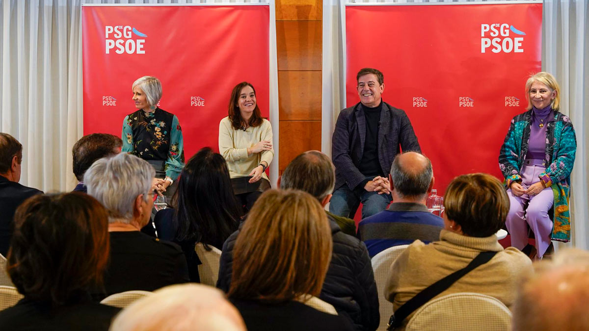 El candidato del PSdeG a la Presidencia de la Xunta, José Ramón Gómez Besteiro, y la alcaldesa de A Coruña, Inés Rey, se reúnen con colectivos sociales