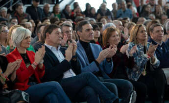 El candidato del PSdeG para la Presidencia de la Xunta, José Ramón Gómez Besteiro (3i), y el secretario general del PSOE y presidente del Gobierno, Pedro Sánchez (c), durante un mitin de campaña, a 10 de febrero de 2024, en Vigo, Pontevedra, Galicia