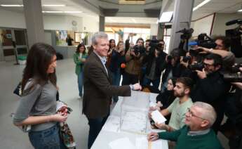 Alfonso Rueda vota en un colegio electoral de Pontevedra