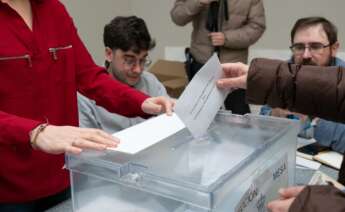 Ciudadania gallega ejerciendo el derecho al voto