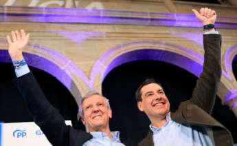 Alfonso Rueda y Juanma Moreno en un mitin en Santiago