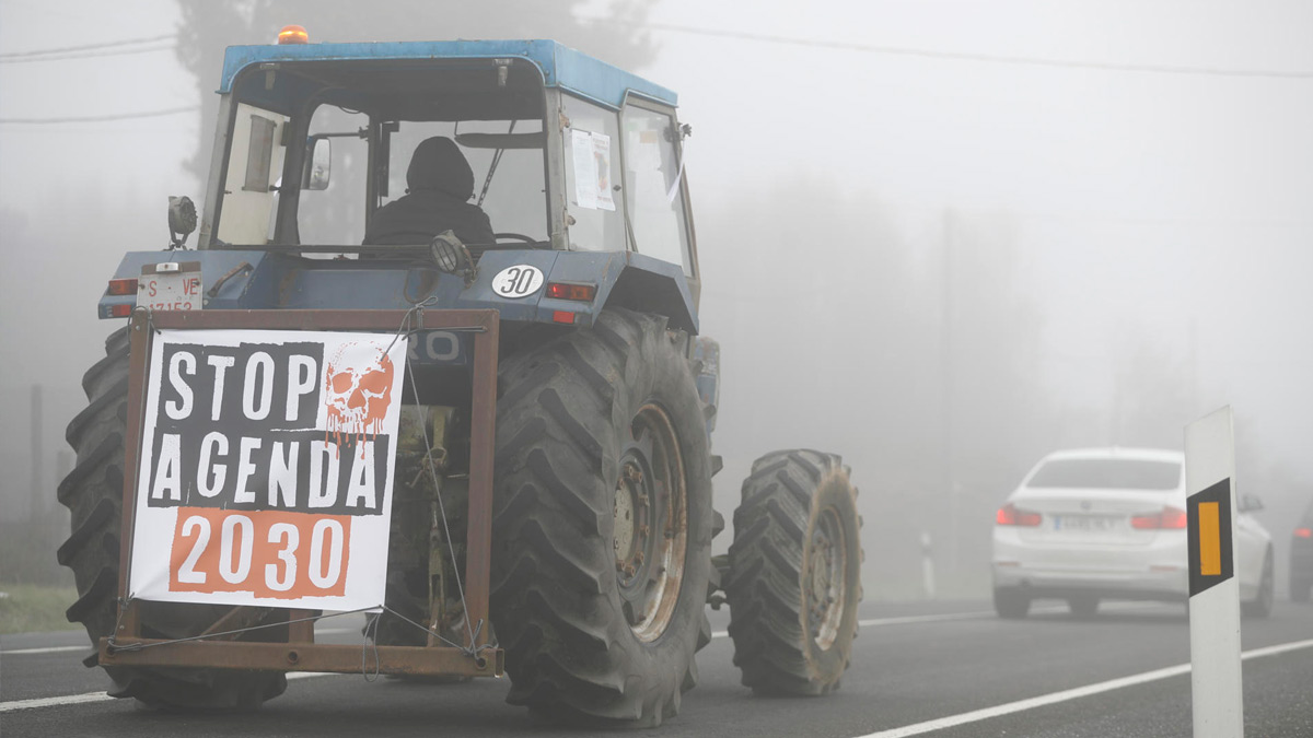Agricultores circulan por la carretera N-547 dirección Lugo este martes.