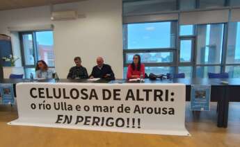 La portavoz de la Plataforma Ulloa Viva, Marta Gontá, durante su participación en una mesa redonda en Rianxo sobre el proyecto de Altri en Palas de Rei
