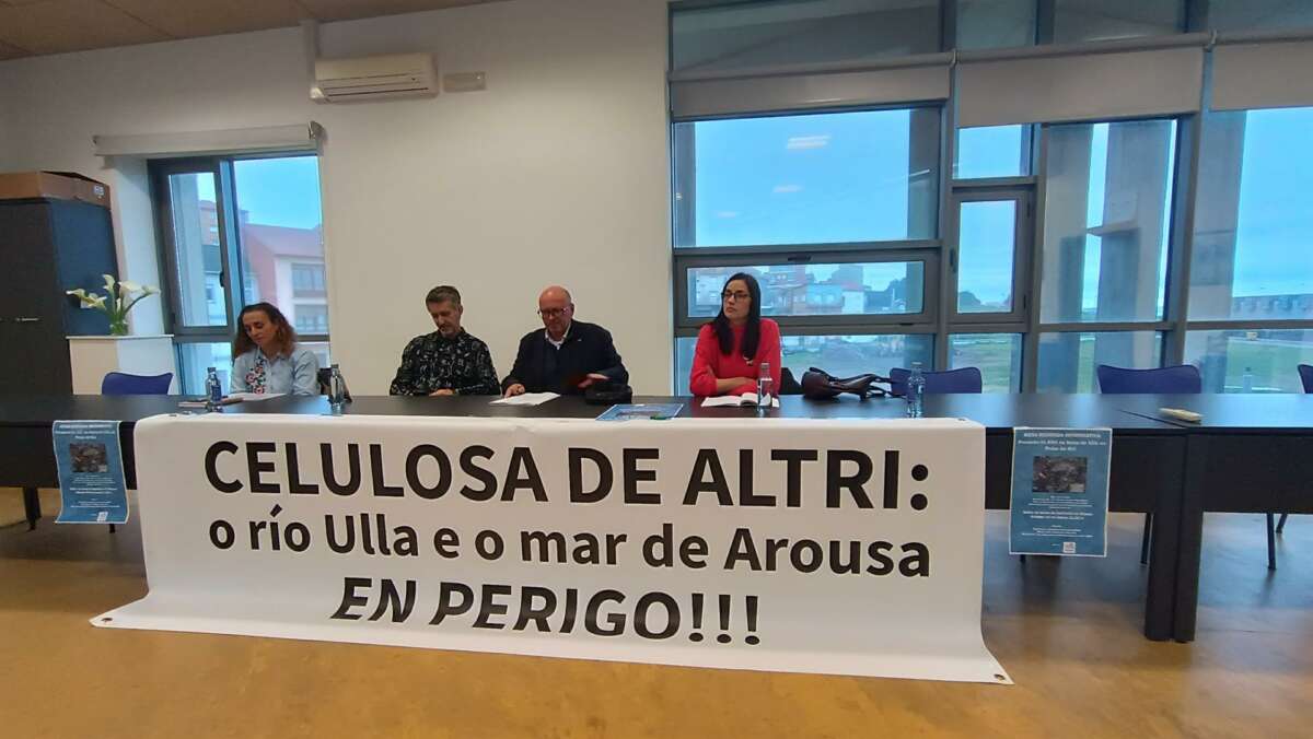 La portavoz de la Plataforma Ulloa Viva, Marta Gontá, durante su participación en una mesa redonda en Rianxo sobre el proyecto de Altri en Palas de Rei