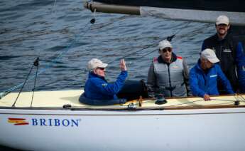 Juan Carlos I navega a bordo del 'Bribón' en la Ría de Pontevedra. Elena Fernández / Europa Press