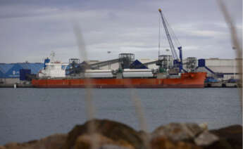 Vista del carguero Pyxis Ocean, que navega con propulsión eólica, atracado en el puerto exterior de Punta Langosteira | EFE