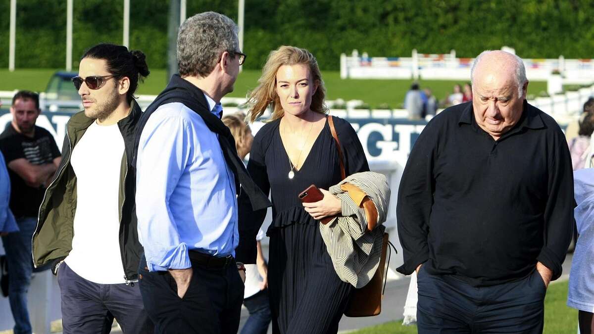 Pablo Isla, al lado de miembros de la familia Ortega