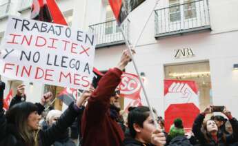 Protesta de trabajadoras de Inditex frente a una tienda de Zara / EFE