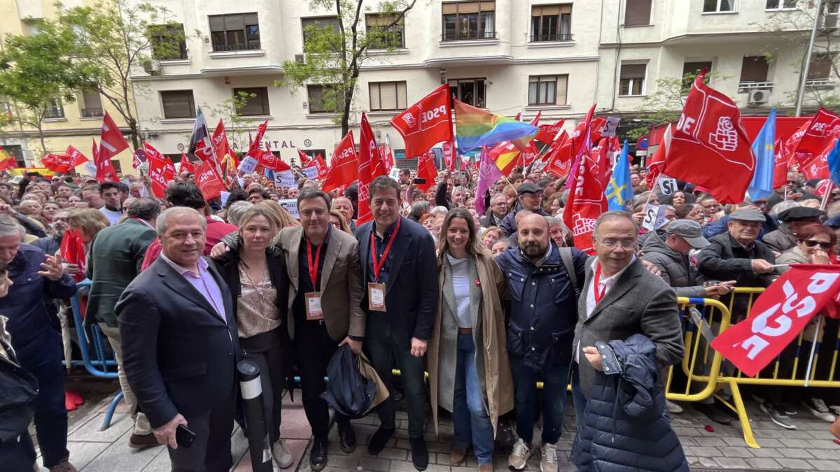 Valentín González Formoso y José Ramón Gómez Besteiro han liderado la delegación del PSdeG en la concentración en Ferraz en apoyo de Pedro Sánchez