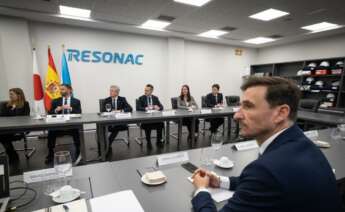 César Castiñeira, en primer plano, durante la visita de Alfonso Rueda a las instalaciones de Resonac en A Coruña / Xunta