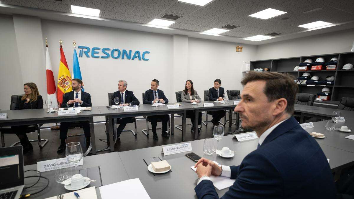 César Castiñeira, en primer plano, durante la visita de Alfonso Rueda a las instalaciones de Resonac en A Coruña / Xunta