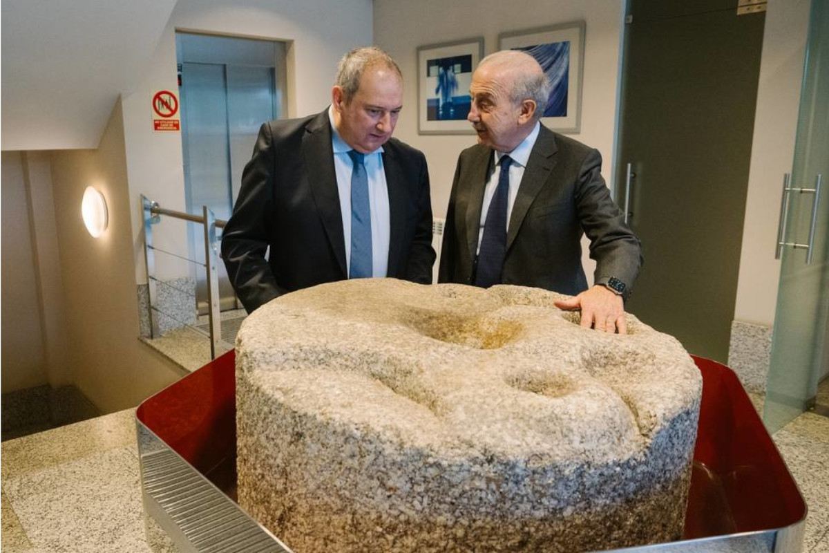 Enrique Freire en la planta de Megasa en Narón durante una visita del ministro de Industria, Jordi Hereu