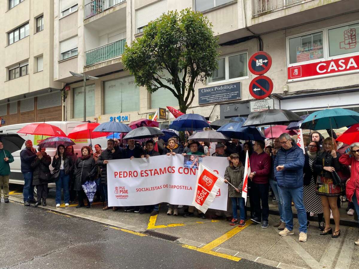 Imagen de la concentración de militantes del PSdeG en Santiago de Compostela para defender la continuidad de Pedro Sánchez como presidente del Gobierno / Europa Press