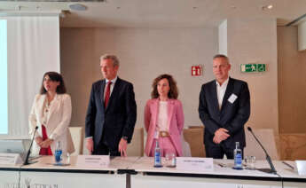 María Jesús Lorenzana, conselleira de Economía e Industria; Alfonso Rueda, presidente de la Xunta; Patricia Moreira, presidenta de Ceaga; e Ignacio Bueno, director de Stellantis Vigo