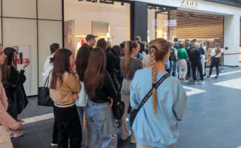 Decenas de personas esperan a la reapertura de una tienda de Zara, del grupo Inditex, en Leópolis, Ucrania, este jueves