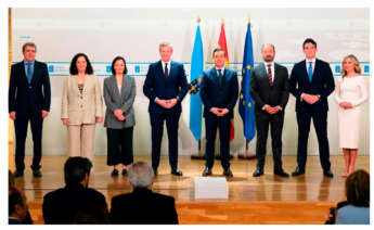 De izquierda a derecha: Manuel Pardo, delegado de la Xunta en Ourense; Belén do Campo, delegada de la Xunta en A Coruña; Isabel Concheiro, directora xeral de Asuntos Constitucionais; Alfonso Rueda, presidente de la Xunta; Pedro Rojo, secretario xeral de Medios; Xosé Manuel Merelles, director de la Axencia de Turismo de Galicia; Javier Arias, delegado de la Xunta en Lugo; y Martina Aneiros, delegada de la Xunta en Ferrol. David Cabezón Xunta