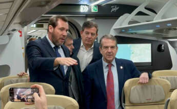 El ministro de Transportes, Óscar Puente, junto al alcalde de Vigo, Abel Caballero, y José Ramón Gómez Besteiro