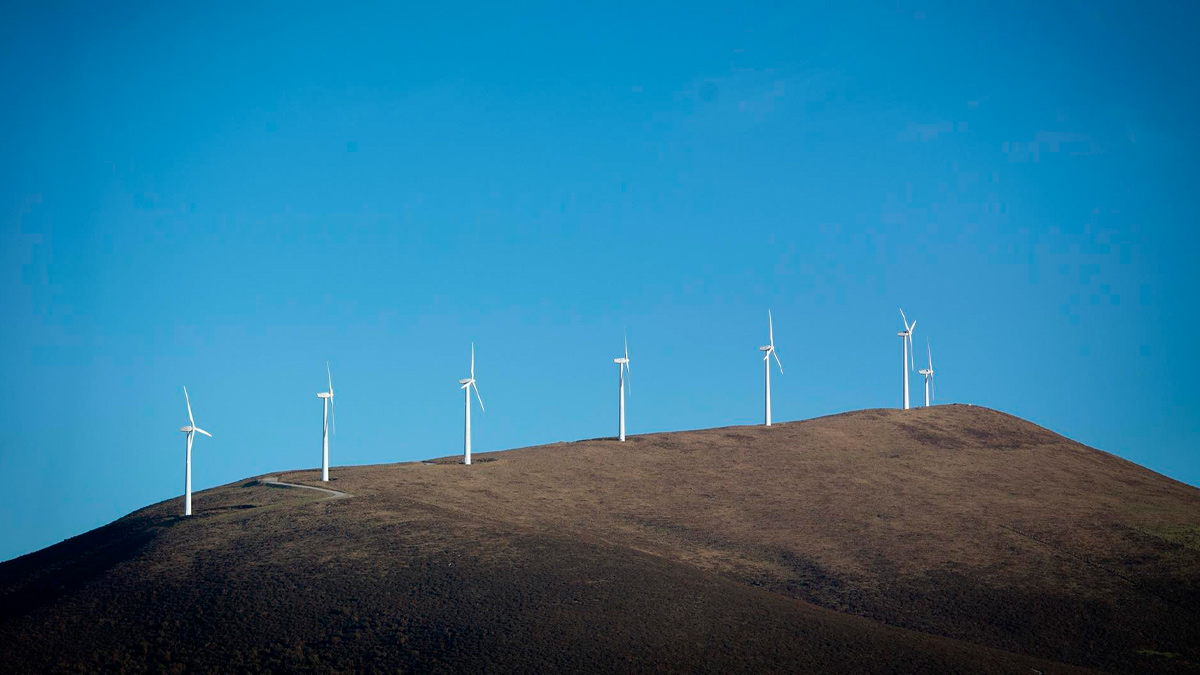 Varios aerogeneradores en el parque eólico de Vilachá (Lugo)