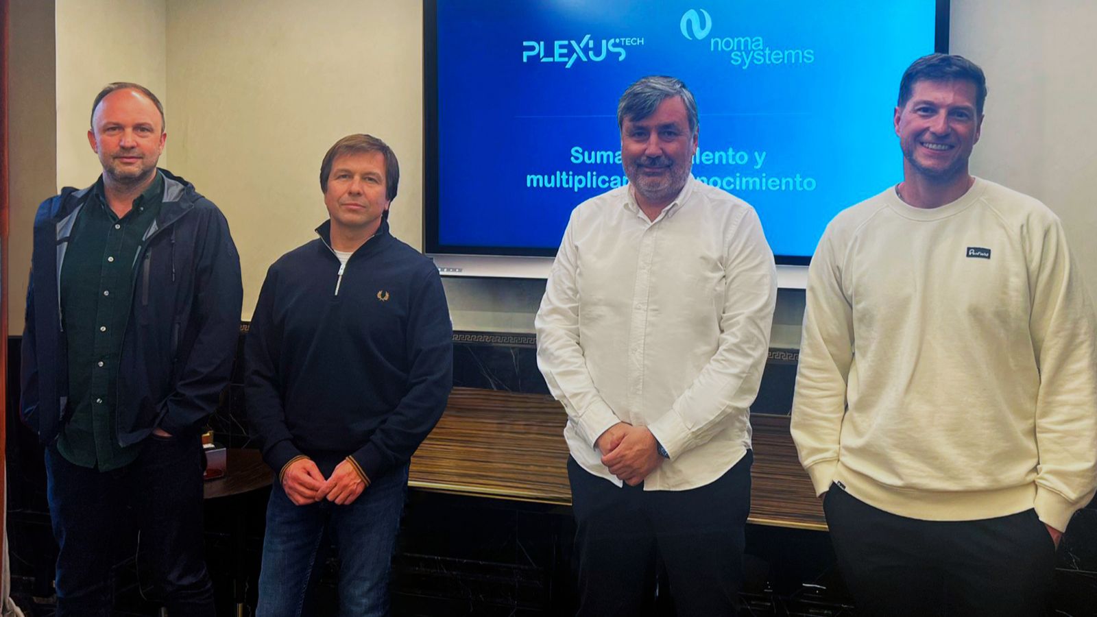 Antonio Agrasar, CEO de Plexus, junto al equipo de Nomasystems / Plexus