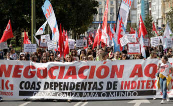 Manifestación de las trabajadoras y trabajadores de las tiendas del grupo Inditex para reivindicar una negociación que afecte al conjunto de la plantilla y no a una parte de ella, protesta que ha recorrido este domingo las calles del centro de A Coruña, terminando la misma a las puertas de la casa del fundador de la multinacional textil, Amancio Ortega