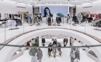 Ropa de mujer en un establecimiento de Zara / Inditex