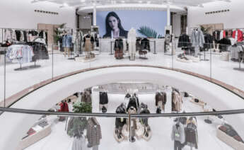 Ropa de mujer en un establecimiento de Zara / Inditex