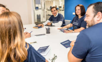 Carlos Torres, presidente de BBVA, durante una visita a una oficina del banco en Santiago