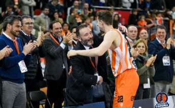 Roberto Cibeira, CEO de Pontegadea y presidente del Básquet Coruña, saluda al jugador Aleix Font. Al fondo, José Arnau, vicepresidente de Inditex y Pontegadea. Foto: Básquet Coruña