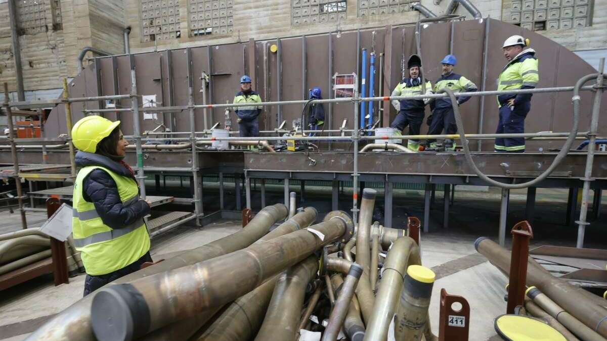 La ministra de Defensa Margarita Robles (i) visita el astillero de Navantia Ferrol para conocer los avances en el programa constructivo de las fragatas F-110 para la armada española. EFE/ Kiko Delgado