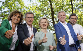 La presidenta de la Comisión Europea, Ursula von der Leyen (c), con el presidente del Partido Popular, Alberto Núñez Feijóo (2i), el presidente de la Xunta, Alfonso Rueda (2d), el vicepresidente, Diego Calvo (d), y la candidata Dolores Montserrat (i), asisten a la tradicional Romería de O Pino, este sábado cerca de Santiago de Compostela. EFE/ Lavandeira Jr