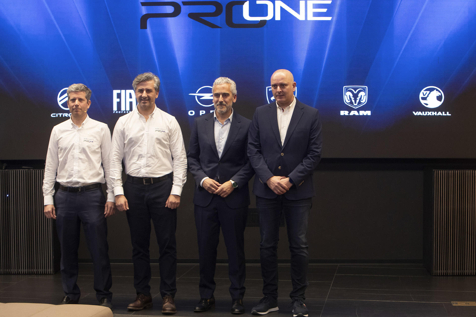 El CEO de Stellantis, Alberto de Aza (2i), junto a los miembros de la empresa, Ignacio Mostaza (i), José Antonio León (2d) y José Angel López (d), durante la presentación de 'Stellantis Pro One', la unidad de negocio de vehículos comerciales del grupo Stellantis, este miércoles, en Vigo (Galicia). EFE/ Salvador Sas