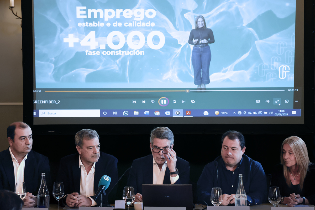 José Soares de Pina, CEO de Altri, flanqueado por Carlos van Zeller, consejero ejecutivo, y Bruno Dapena, director de desarrollo del proyecto. En los extremos, Pedro Baptista, director de Operaciones, y Olga López, responsable de Recursos Humanos / EFE / Lavandeira Jr