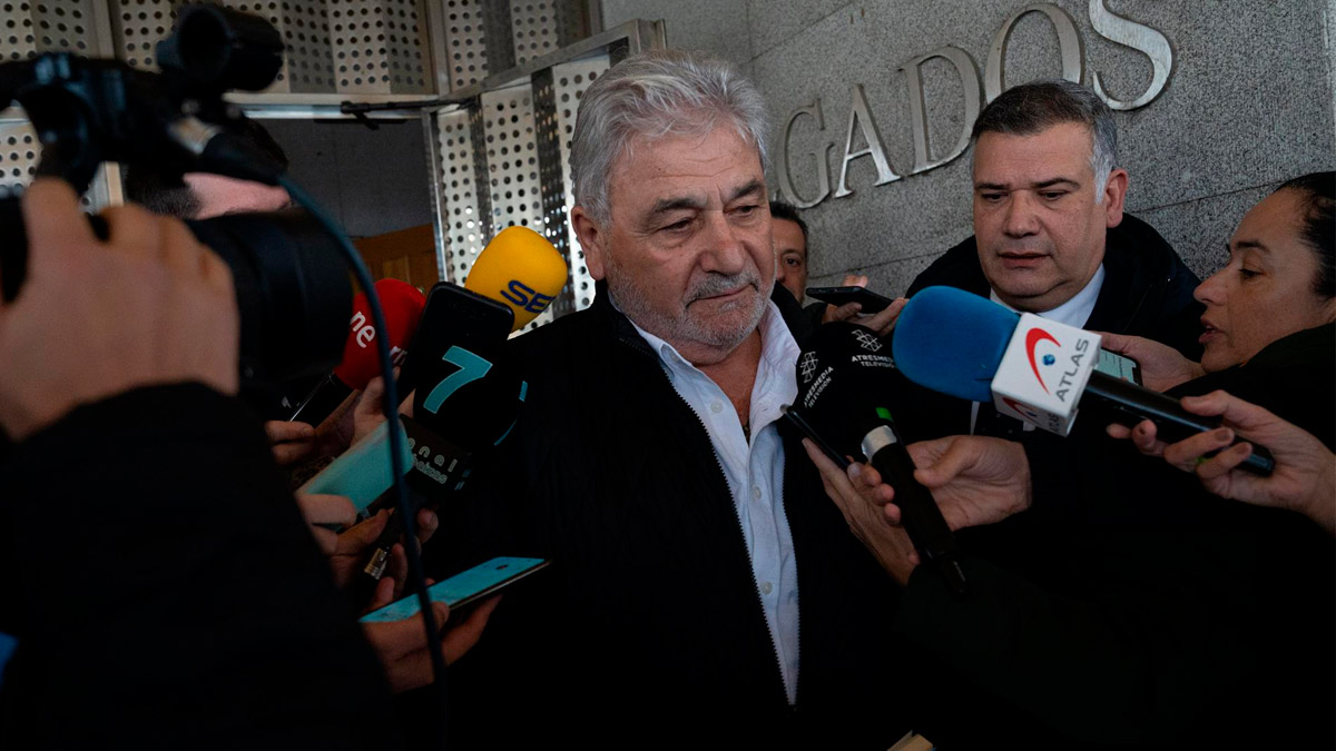 El exnarcotraficante gallego Laureano Oubiña (c) atiende a medios a su salida de los juzgados de Vilagarcía