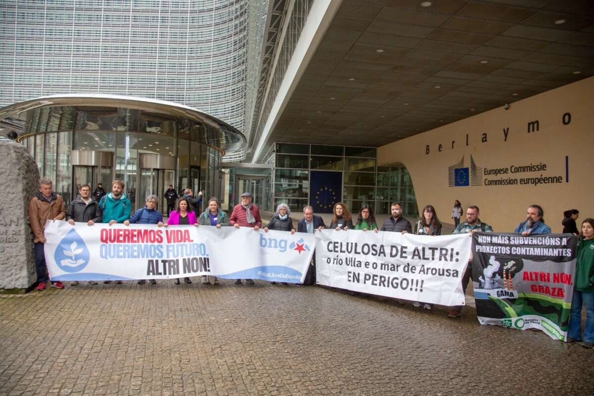 La eurodiputada del BNG, Ana Miranda, junto a diferentes plataformas y entidades que acudieron a Bruselas a denunciar el proyecto de Altri