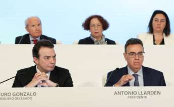 El consejero delegado de Enagás, Arturo Gonzalo (i), y el presidente de Enagás, Antonio Llarden (d), durante la Junta General de Accionistas de Enagás en el Auditorio del Edificio Mutua, a 30 de marzo de 2023, en Madrid / EP