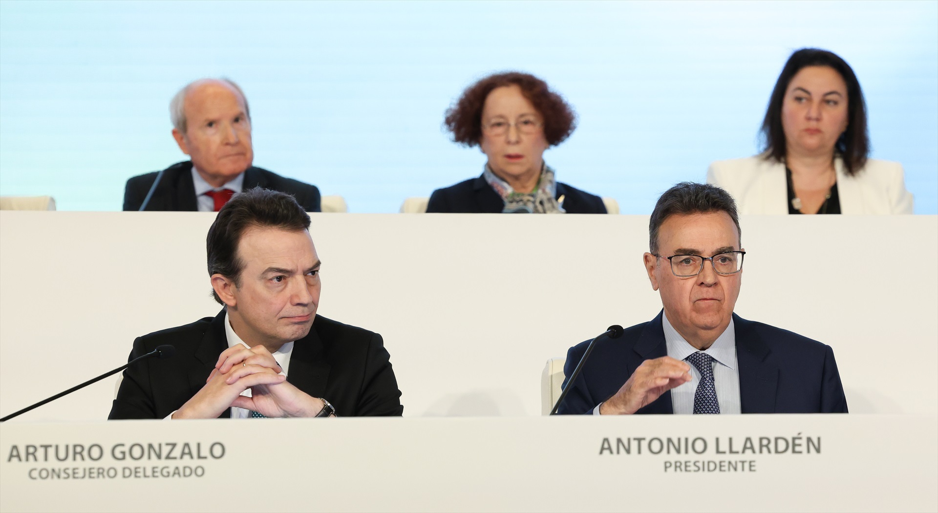 El consejero delegado de Enagás, Arturo Gonzalo (i), y el presidente de Enagás, Antonio Llarden (d), durante la Junta General de Accionistas de Enagás en el Auditorio del Edificio Mutua, a 30 de marzo de 2023, en Madrid / EP