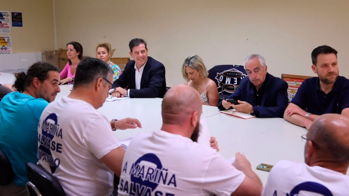 El secretario xeral del PSdeG, José Ramón Gómez Besteiro, con miembros del comité de Alcoa
