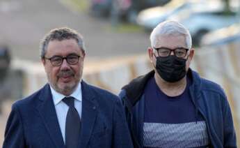 El maquinista del tren Francisco Garzón (d) y su abogado Manuel Prieto (i) a su llegada a la primera jornada del juicio por el accidente ferroviario de Alvia, en la Cidade de la Cultura de Santiago de Compostela. - Álvaro Ballesteros - Europa Press - Archivo