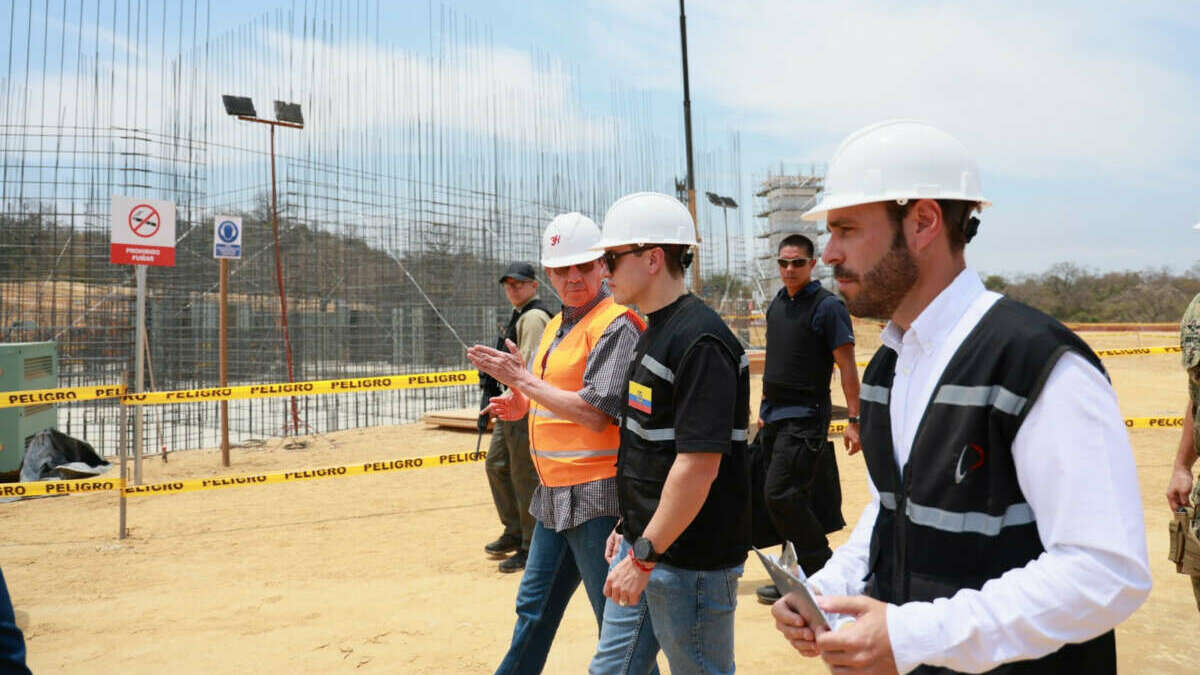 Daniel Noboa, presidente de Ecuador, durante la visita a las obras de la cárcel de Santa Elena, encargadas a Grupo Puentes