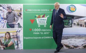El presidente de Mercadona, Juan Roig, saluda tras una rueda de prensa para informar sobre la situación actual y futura de Mercadona, a 12 de marzo de 2024, en Paterna, Valencia, Comunidad Valenciana (España) / Europa Press / Rober Solsona