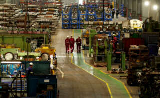 Operarios en el interior de una de las fábricas de Megasa / Megasa