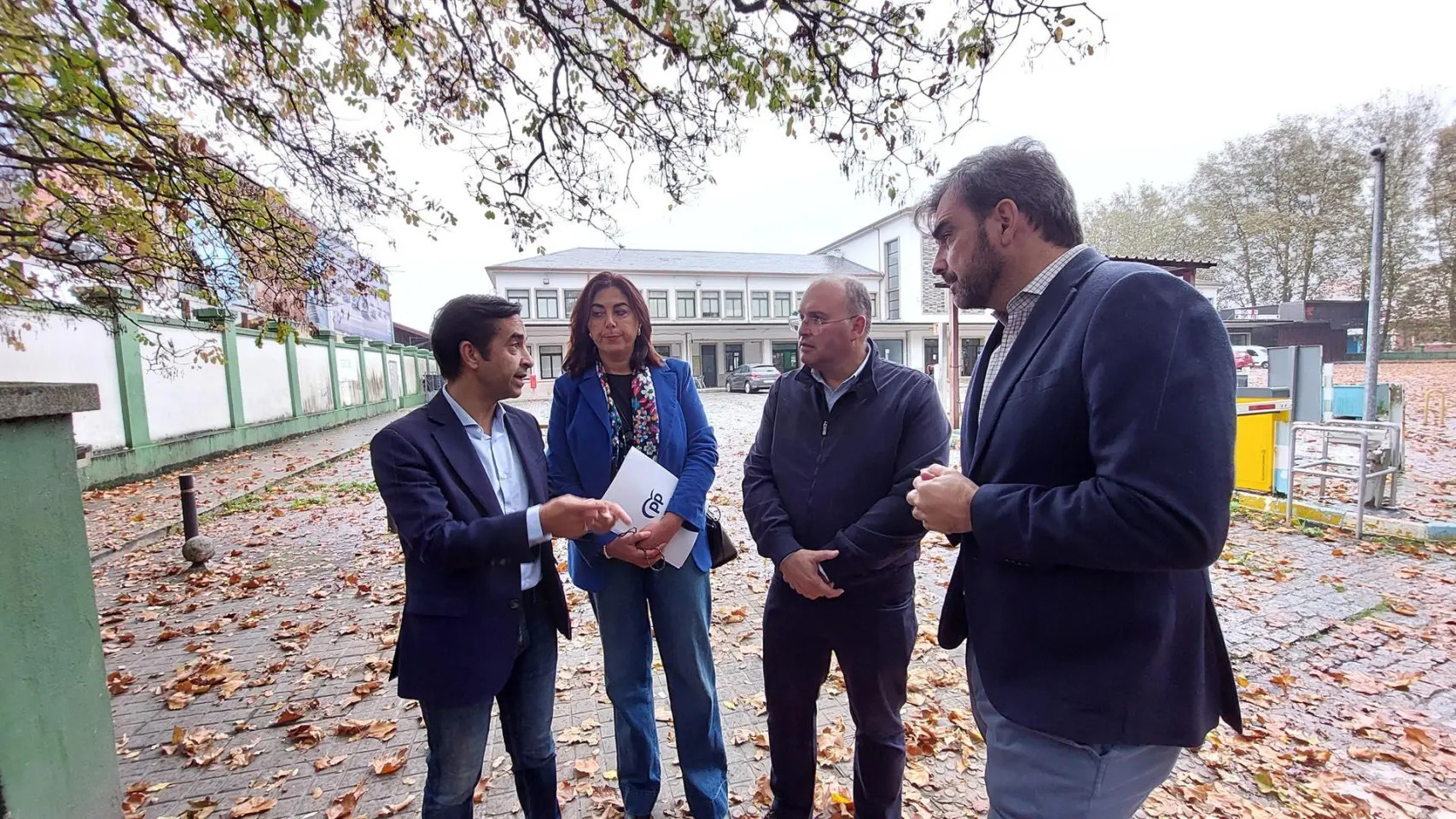 El portavoz del PP en el Congreso, Miguel Tellado, en una visita a Ferrol junto al alcalde, José Manuel Rey Varela, y los populares Elena Candia y Diego Calvo. - PP