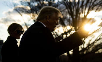 El Presidente de los Estados Unidos, Donald Trump, abandona la Casa Blanca acompañado de la primera dama, Melania Trump,
