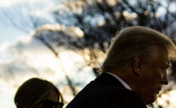 El Presidente de los Estados Unidos, Donald Trump, abandona la Casa Blanca acompañado de la primera dama, Melania Trump,