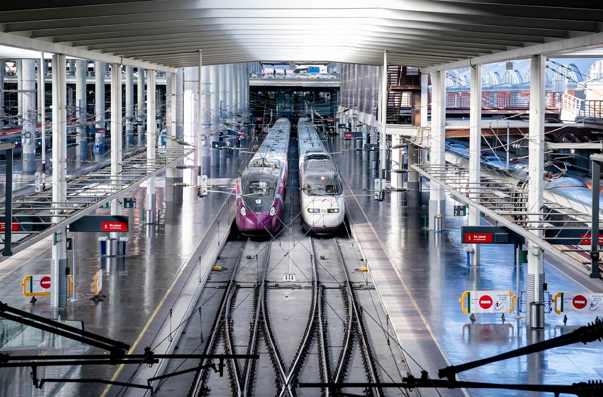 Dos trenes en las vías de la estación de Atocha-Almudena Grandes, en una foto de archivo.