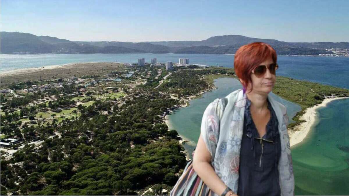 Montaje fotográfico en el que se ve a Sandra Ortega con la península de Tróia de fondo