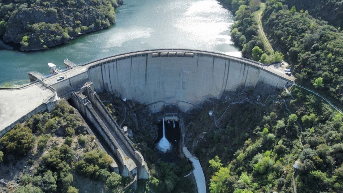 Las centrales de bombeo, también denominadas megabaterías, unen dos masas de agua a distinta altura