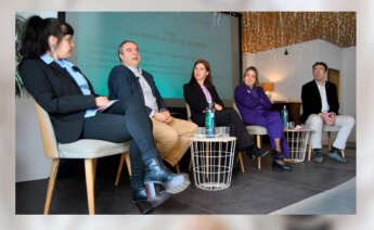 Daniel Hermosilla y Raquel Lago, consejeros delegados de Rodiñas y Equipo Lagos, además de Inmaculada Rodríguez Cuervo, directora general de Unirisco, y Julio Sánchez Agrelo, decano del Colexio Oficial de Enxeñeiros de Telecomunicacións de Galicia, analizaron el las fortalezas y debilidades de la industria gallega en el foro organizado por Economía Digital Galicia y Finanzia Fintech